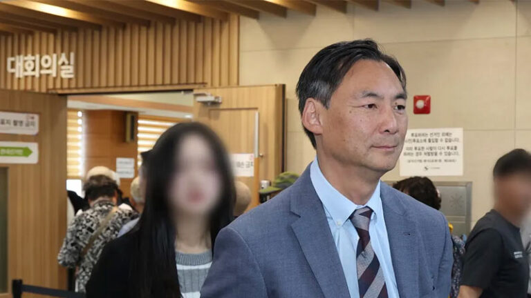 Professor Morse Tan from Liberty University in the US, who claims the 'election fraud' conspiracy theory ahead of the June 3 local elections, visits an early voting station set up at the Community Service Center in Anjung-eup, Pyeongtaek, Gyeonggi Province, on the 29th of June and looks around the site.